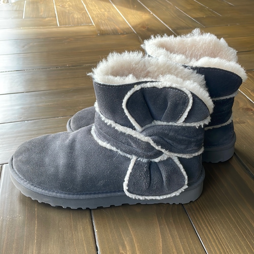 UGG Boots w/ Bow Twist - Size 9
